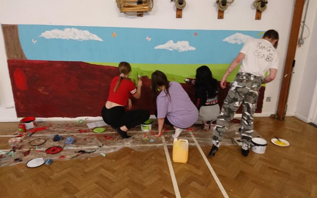EPCS6 Students Create a Mural at Local Primary School
